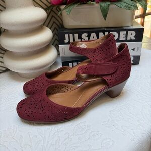Easy Spirit Red Heels with Vintage-Inspired Design